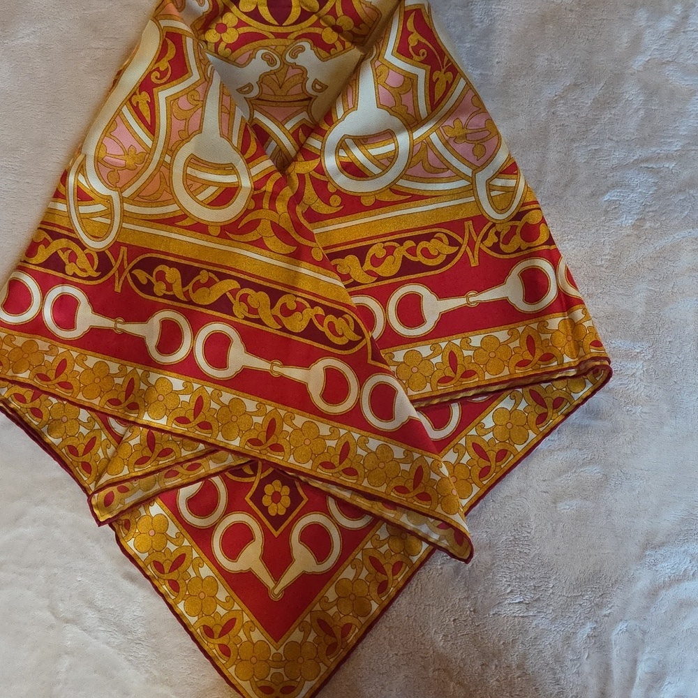 Gucci Red and Gold Patterned Scarf‎ - Picture 4 of 5